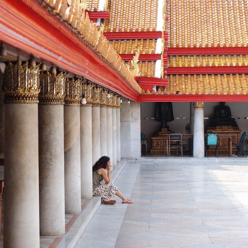 在寺廟中依然迷惘的少女 